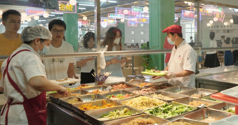 高校食堂档口就餐